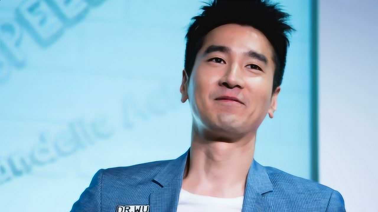 赵又廷回京抿嘴笑 穿白t戴棒球帽帅气阳光_腾讯视频