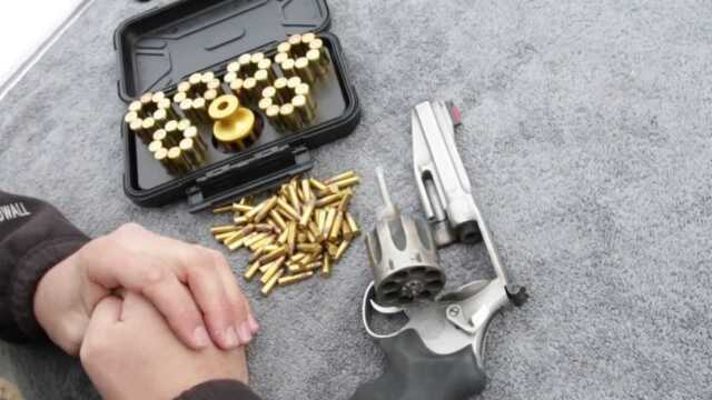 左轮手枪转鼓式弹仓快速装弹,小小的辅助工具功不可没!