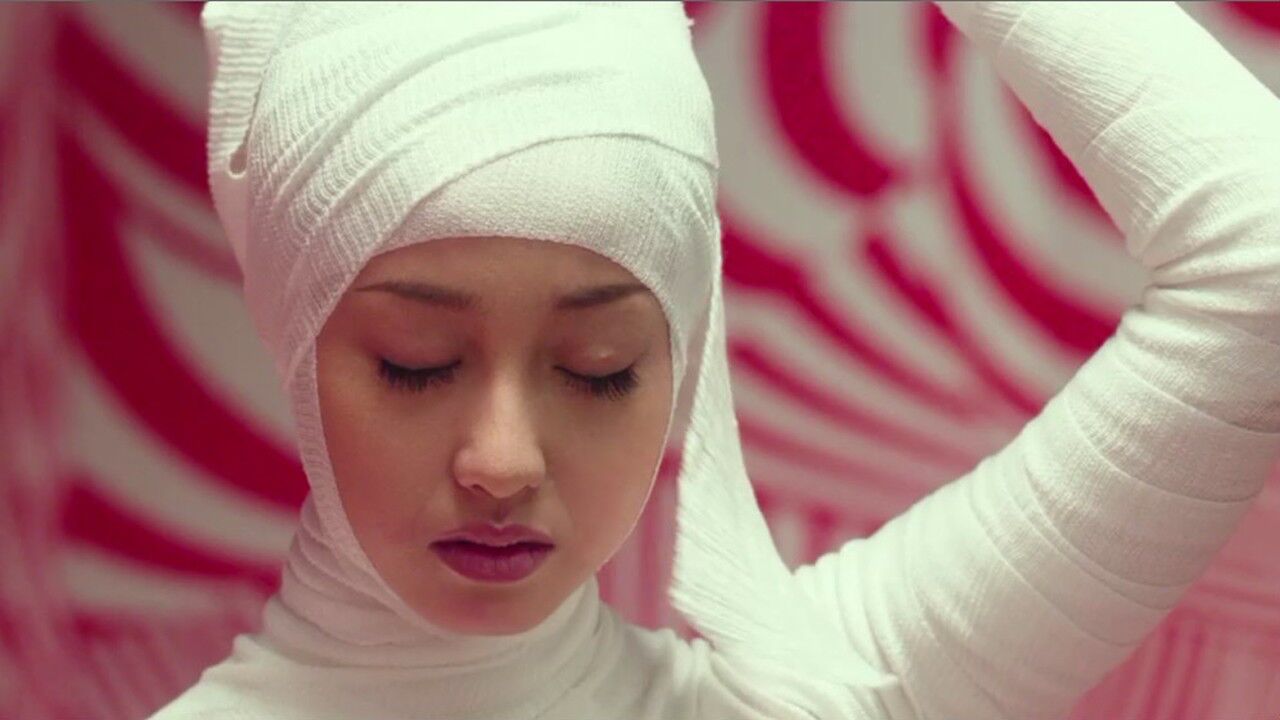 日本漫改片《狼狈》莉莉子全身整容成为明星,为此付出极大的代价_电影