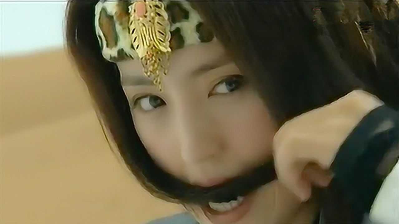 《雪花女神龙》董璇一颦一笑超迷人,多少人被她咬头发的动作迷倒!