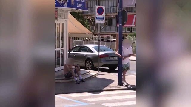 两名男子喝醉了摇摇晃晃墙都不扶只扶电线杆