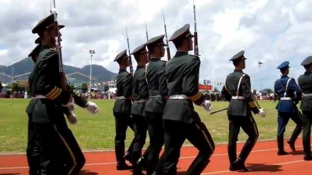 驻港部队三军仪仗队出场观众热情欢呼这场面还是第一次见