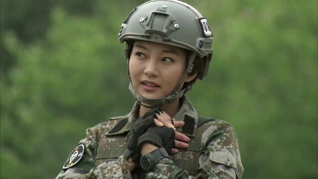 特種兵之火鳳凰排雷驚險出意外女兵嗅覺靈敏竟預警