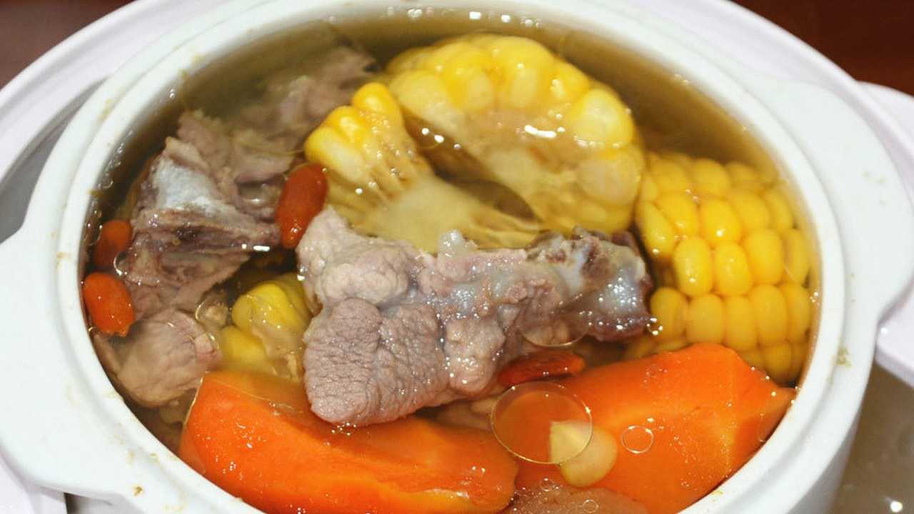玉米胡萝卜排骨汤做法简单味道鲜美微甜滋阴润燥