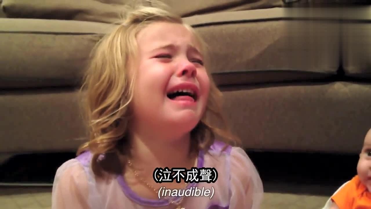 小萝莉看弟弟非常可爱，因不想弟弟长大而大哭_腾讯视频