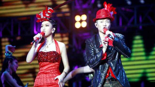 凤凰传奇现场演唱醉美天下曾毅唱出了庄严玲花则唱出了眷恋