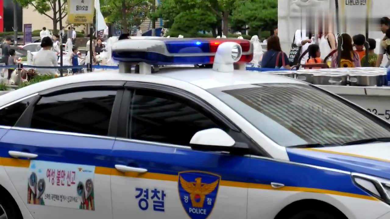韩国街拍现代朗动成为警车后很抢眼啊