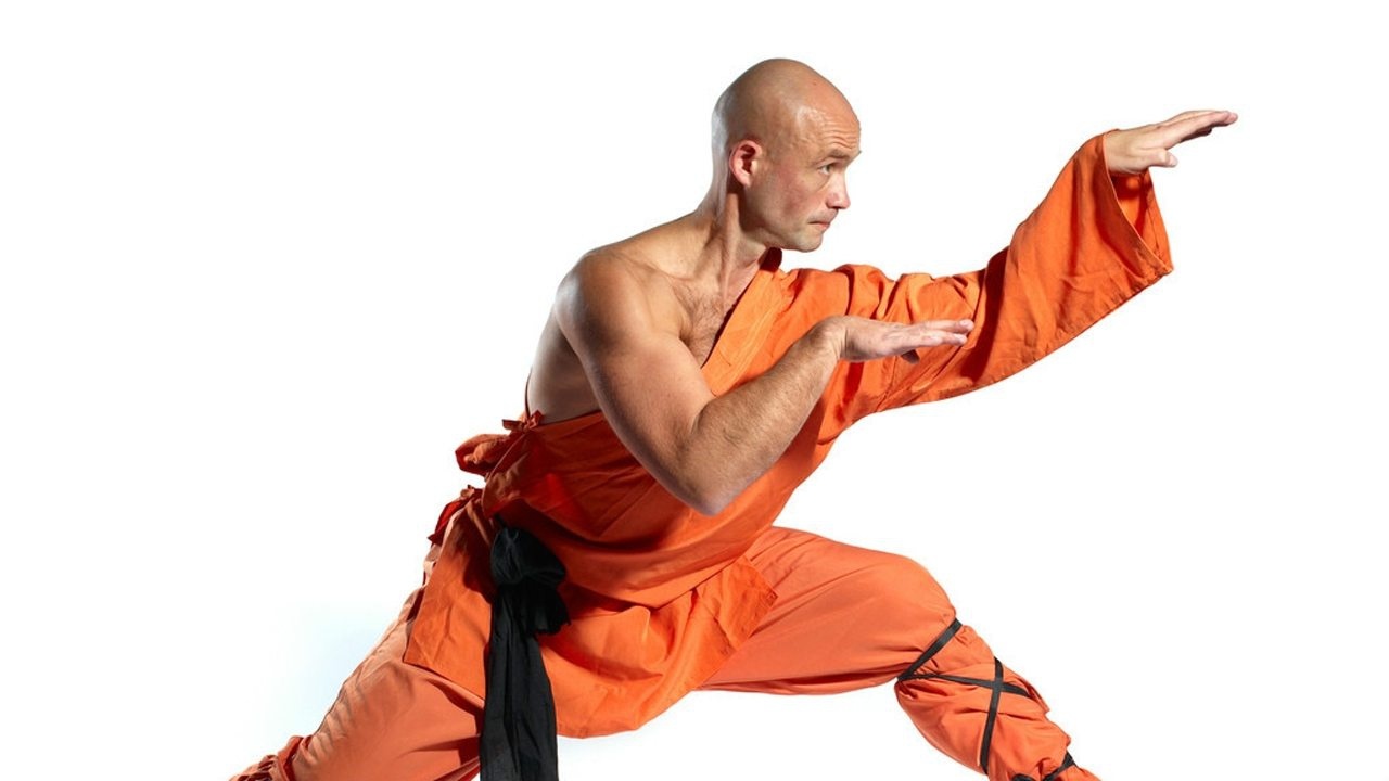 少林武僧街头上演真功夫,仅靠两个啤酒瓶就支撑起了自己!