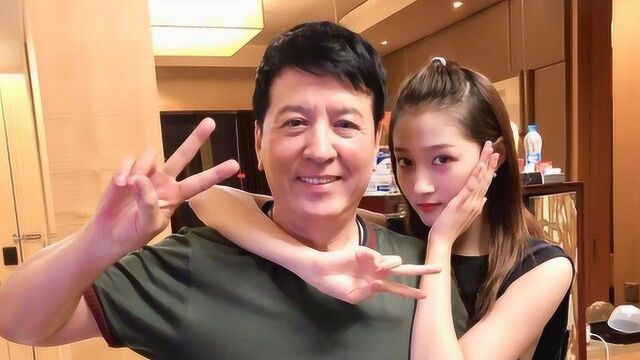 关晓彤与爸爸合影,520秀了一波浓浓的父女情