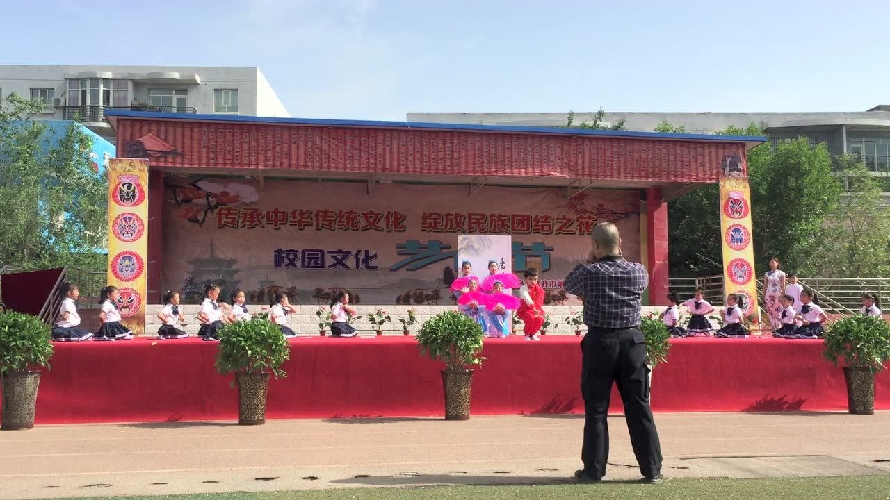 乌鲁木齐米东区108中学一年级二班(读唐诗)