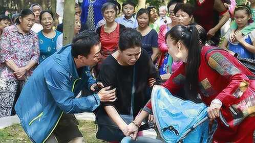 速看《再生之乐》熊孩子为了抵制父母生二胎 欲跳楼威胁父母