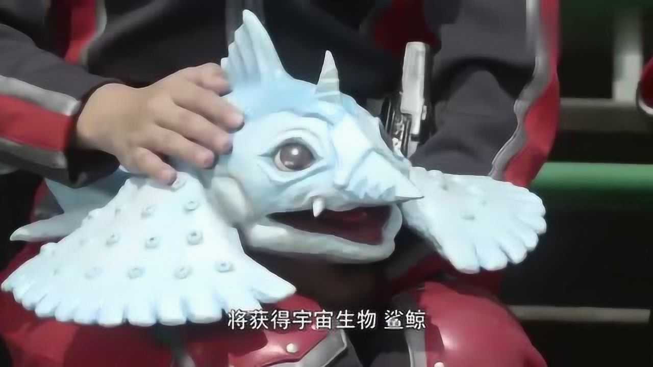 怪兽举行橄榄球比赛奥特曼居然在场外做裁判