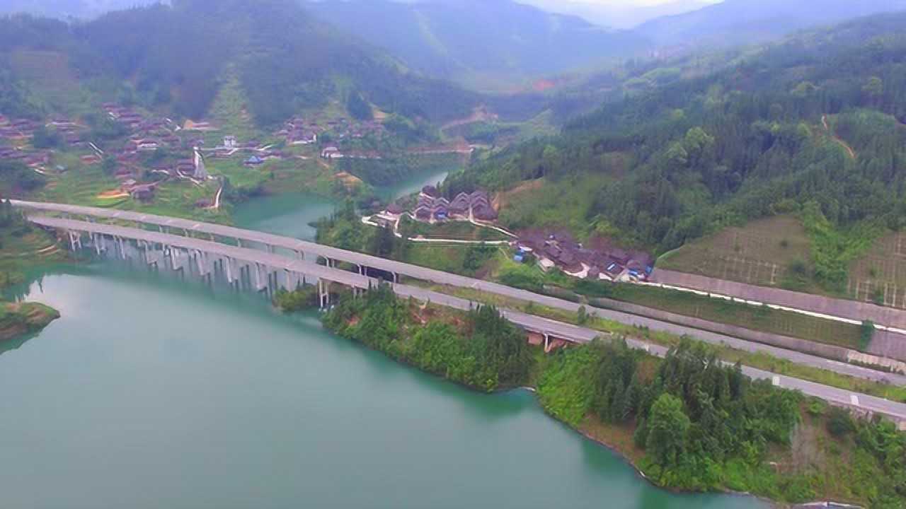 航拍厦蓉高速贵州段穿过平静的湖面全国最美的高速公路