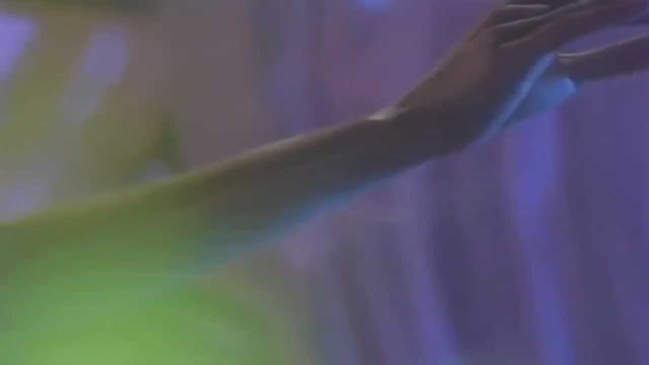 蛇妖化身成美女迷惑男子，男子被美貌迷惑，缴械投降_高清