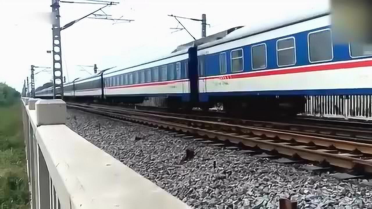 全程2000公里重庆北开往北京西 t10次特快列车快速通过窦店站