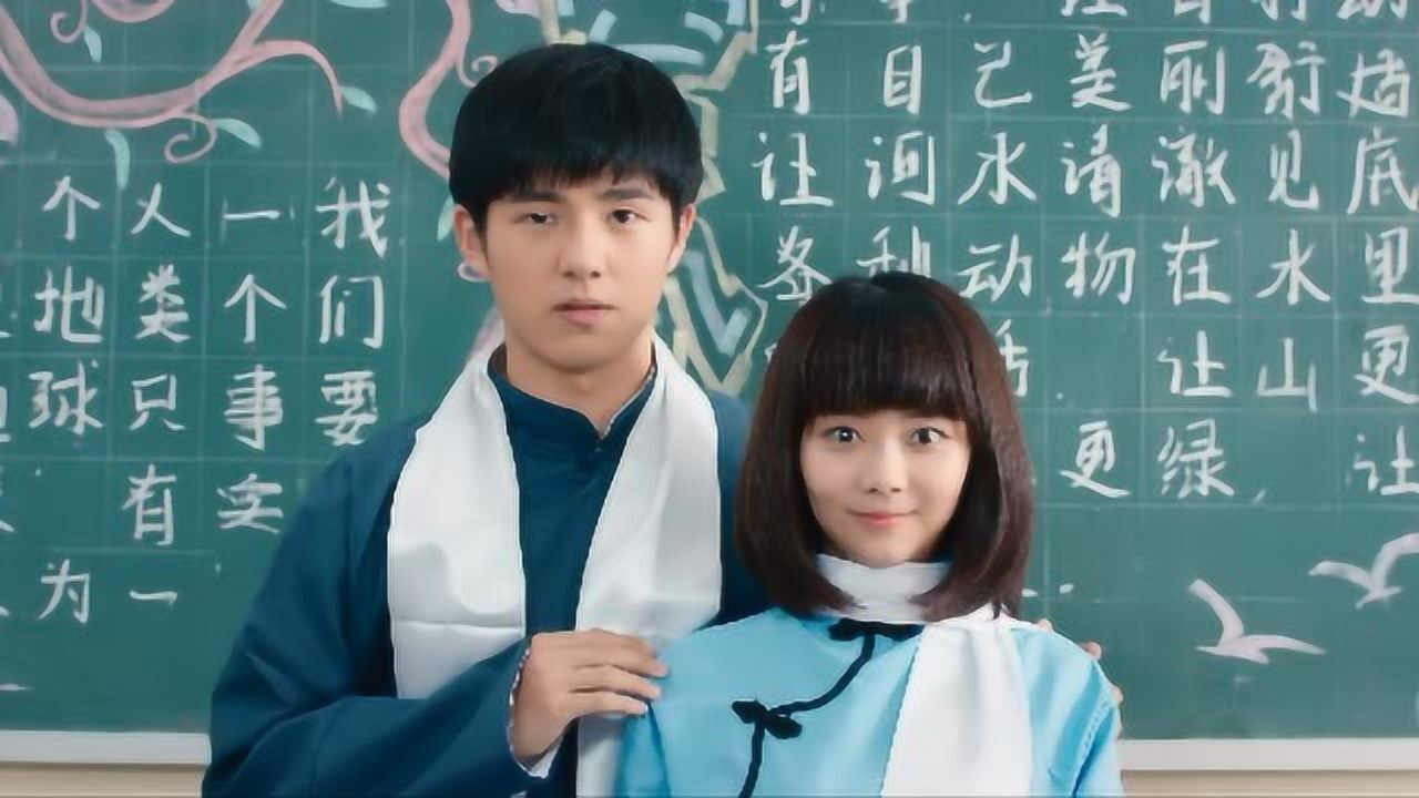 换上合唱的衣服后蒋年年帮余淮和耿耿拍了一张合照耿耿才气消了