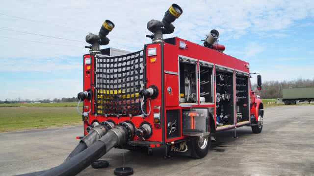 消防车高压水枪喷射演示,这喷射力,太强悍了