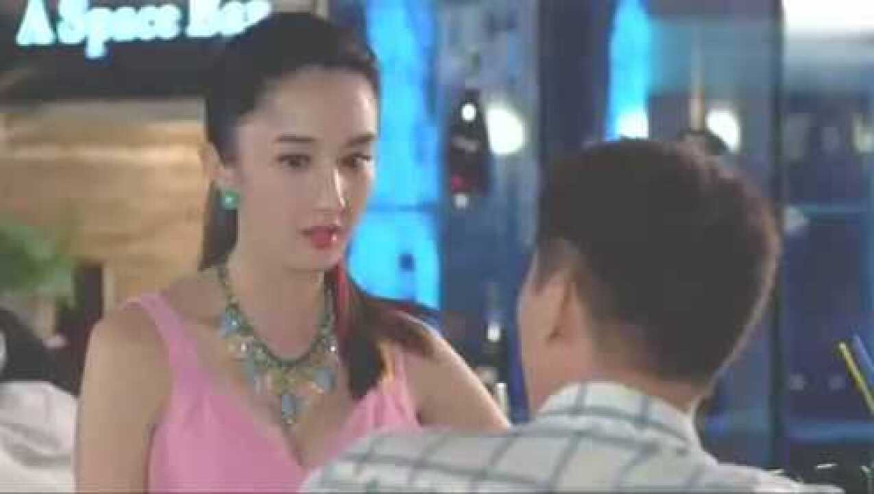 帅哥被美女强吻，这美女，胆子也太大了吧_高清