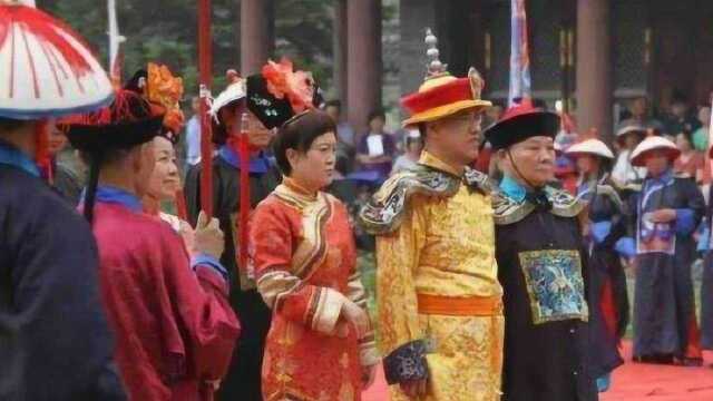 乾隆皇帝7世孙自恃清高,祭祖时召集大量满族人,引起网友反感