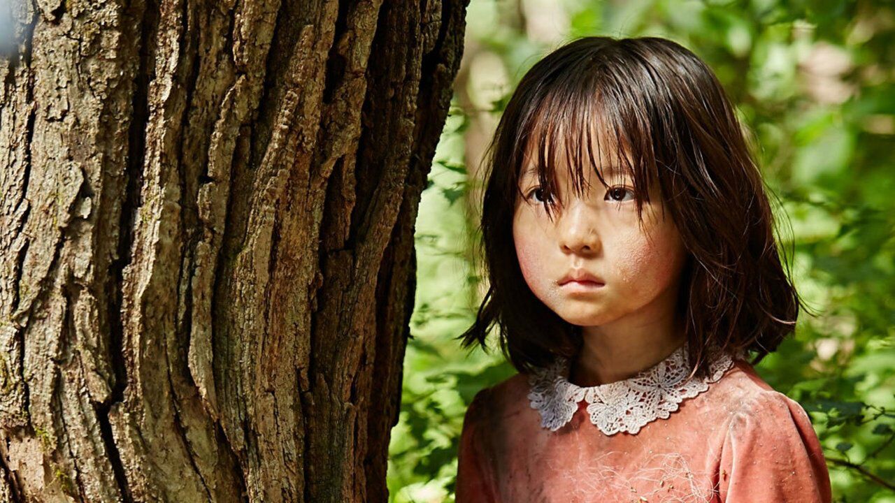 女子在山洞遇见一个衣衫褴褛的神祕女孩,警察却说没有什么小女孩