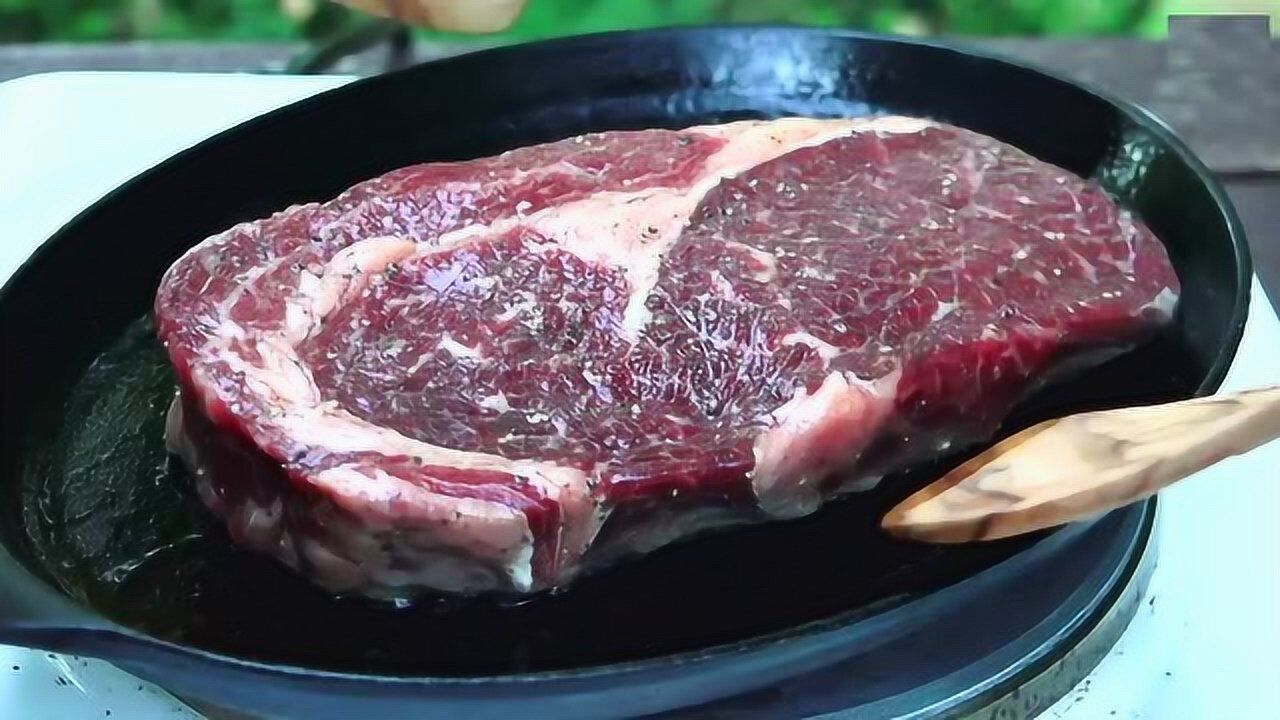 顶级大厨煎制七分熟的牛排!看上去很好吃!