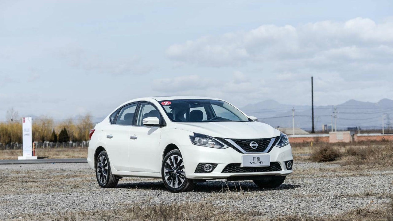 这款经典蓝鸟标志的日产轩逸,扶手下面找不到手刹,该怎么驻车?