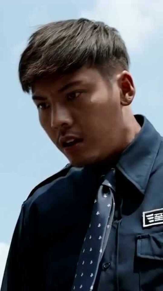 《橙红年代》当保安遭人群殴 回忆往事陈伟霆撂翻众人