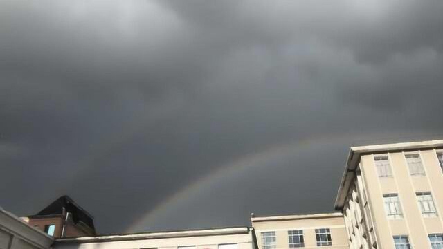 内蒙古半边天晴半边雨 双彩虹挂天边堪比玄幻剧