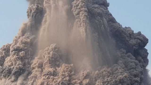 火山喷发出来大量的烟尘形成蘑菇云,算得上是一道奇观!