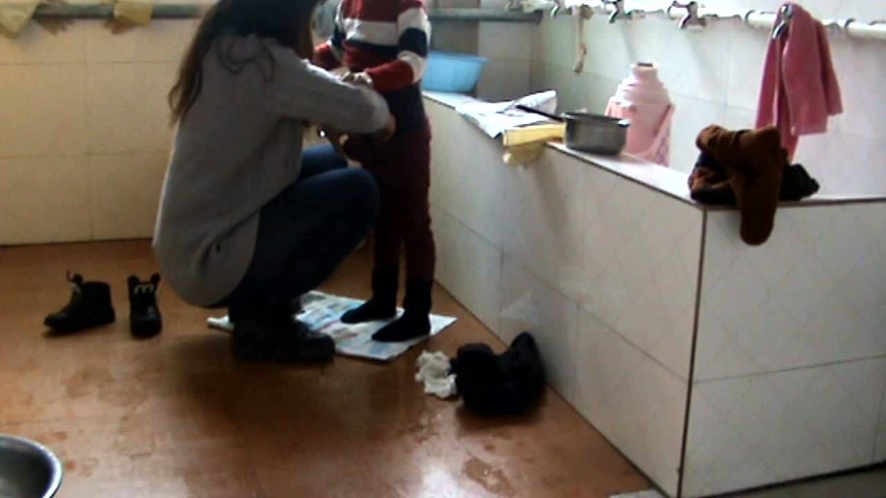 幼儿园宝宝大便拉裤子里了_高清