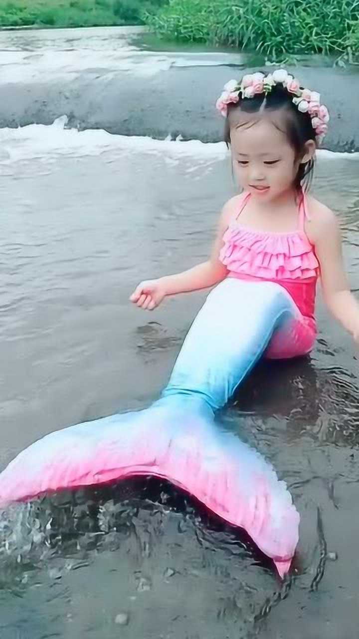 小萝莉穿着美人鱼泳衣在水里玩耍，可爱又动人，美极了_高清