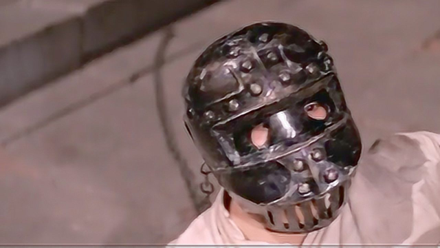 速看电影《铁头皇帝》男子被弟弟打入狱,带上铁头套,痛不欲生