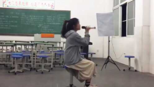 邓紫棋在这个年纪都没她会唱吧，教室里一首《光年之外》一唱成名！ - 腾讯视频