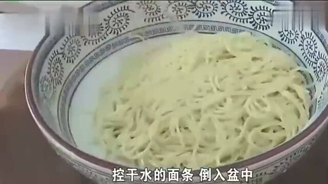 大厨教你肉丝炒面的正确做法,肉丝嫩滑面条劲道,孩子吃了三碗