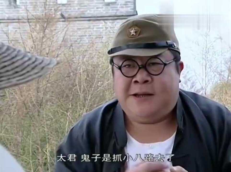 小兵张嘎胖汉奸在路边抢瓜吃一抬头看见罗金宝吓得都结巴了