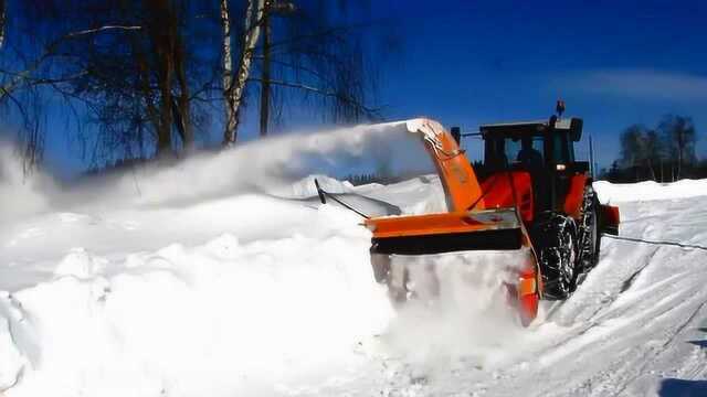 被大雪覆盖的道路,铲雪车如何工作,真是太霸气了