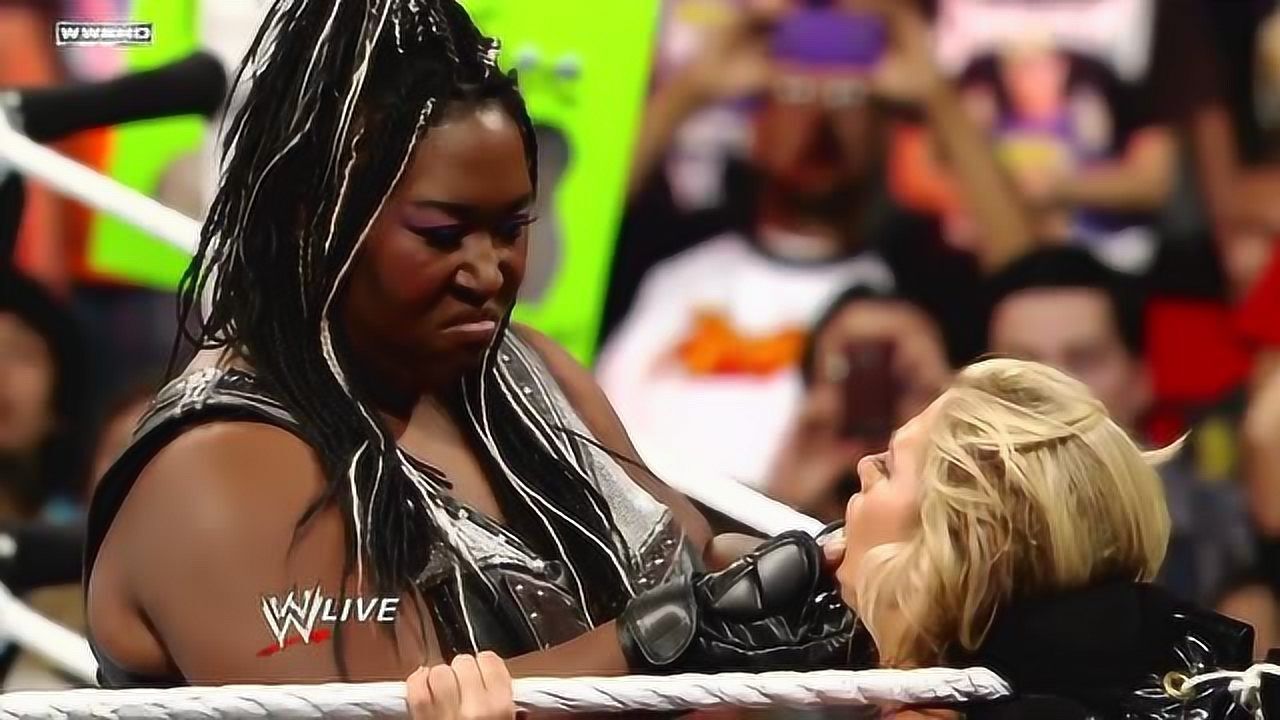 wwe:400多斤大黑妞,疯狂"蹂躏"两个长发美女