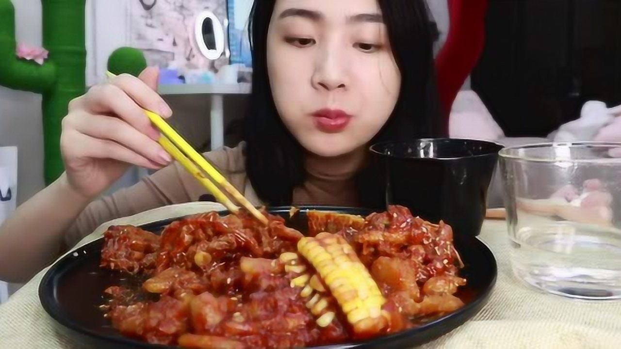 小紧张的虫虫:吃韩式麻辣脱骨鸡爪,玉米,土豆!
