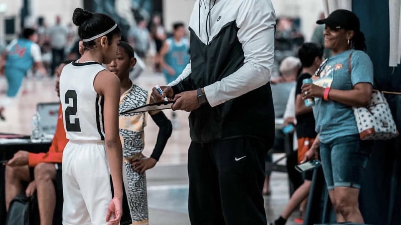 父爱如山: 科比二女儿手长过膝, 亲自指导却遭嫌弃