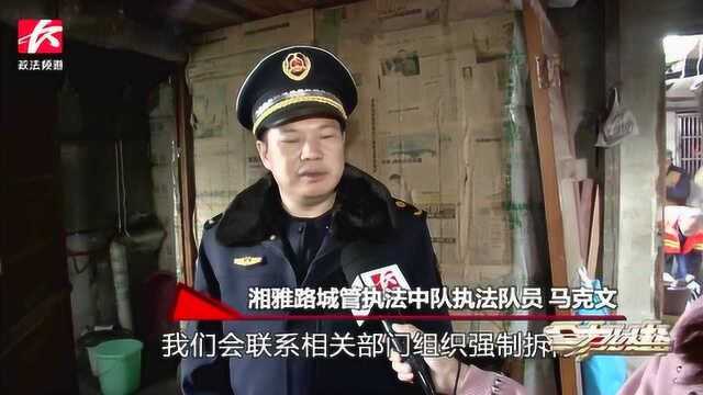 业主顶楼私自搭建,城管:立即拆除,遣散顶楼住户