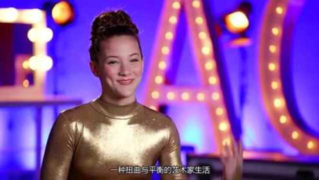 Sofie自称是扭曲与平衡的艺术家,对着手机自学柔术