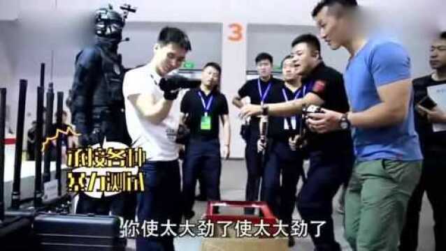 警用装备展“惊现”中国特种兵,各种暴力测试,秒破12mm钢化玻璃!