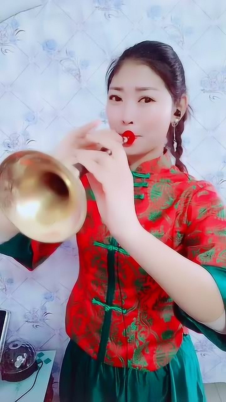 美女嗩吶演奏掛紅燈祝大家新年快樂