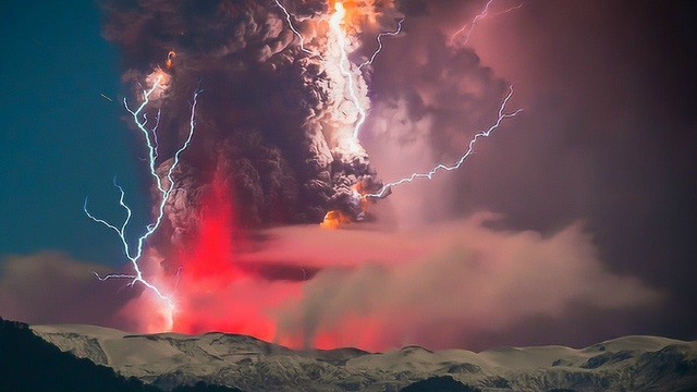 火山喷发烈焰冲天,惊现罕见“火山雷”,奇景令人震撼!