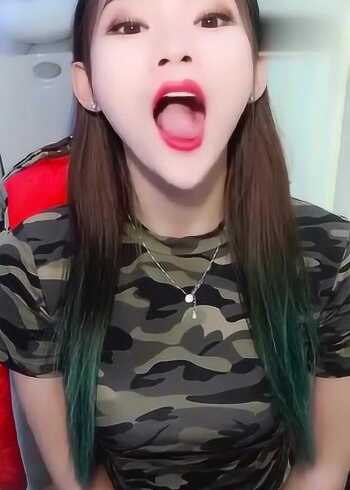 刚交的日本女朋友舌头太灵活了女人真是个神奇的生物