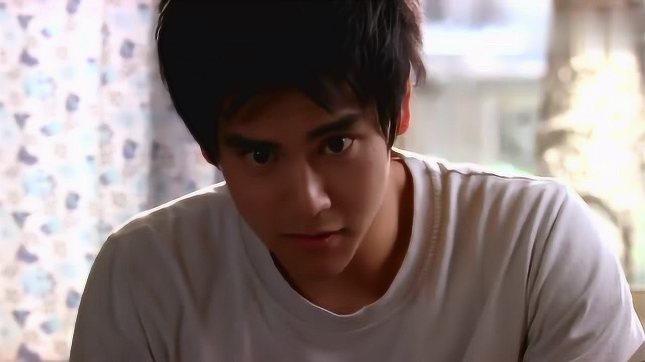 听说呆萌少年彭于晏看到陈意涵的小腿激动得流了鼻血