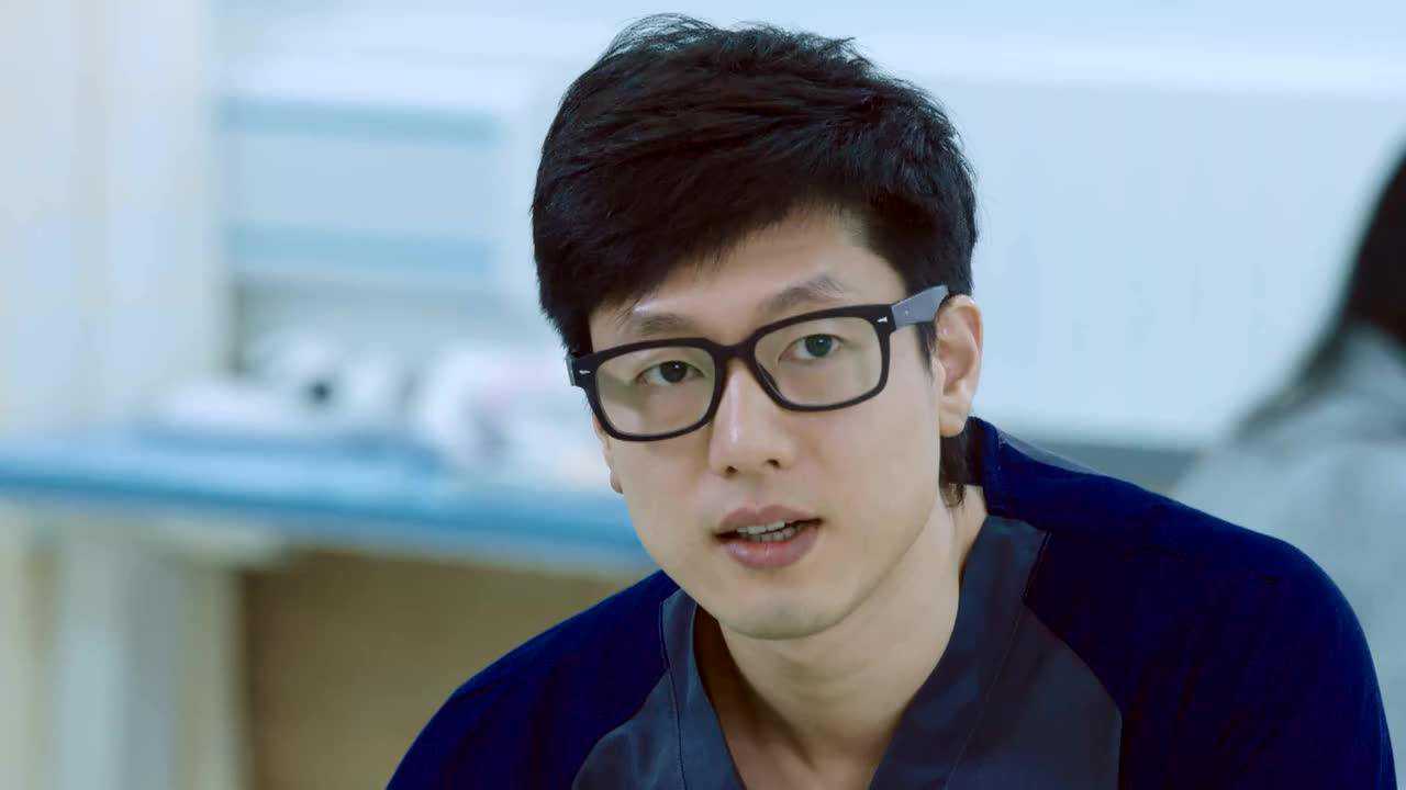 儿科医生凌潇肃照顾朋友的女儿简直是好爸爸形象