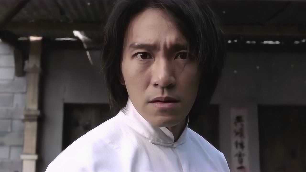 火云邪神施展蛤蟆功头顶男子撞破墙壁