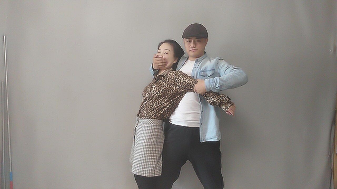 女子防身术教学被坏人捂住嘴2招就可以制服他