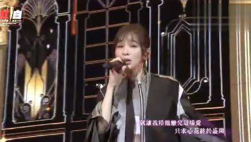 王心凌在“2019红白艺能大赏”上表演17首金曲联唱